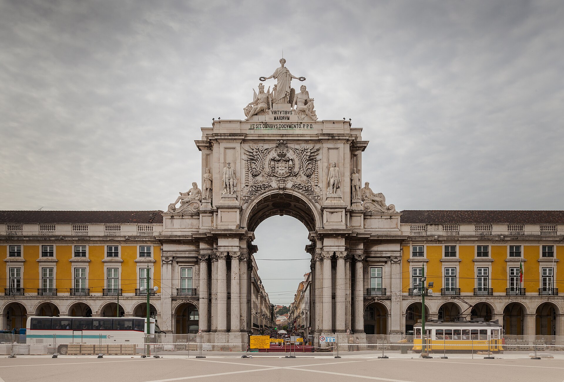 L'arc de la rue Augusta sur la place du Commerce à Lisbonne