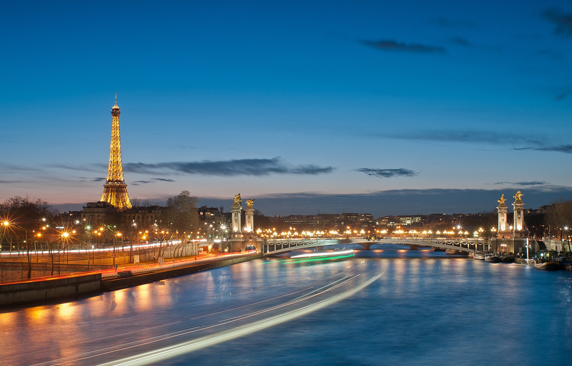 La tour Eiffel et la Seine à Paris